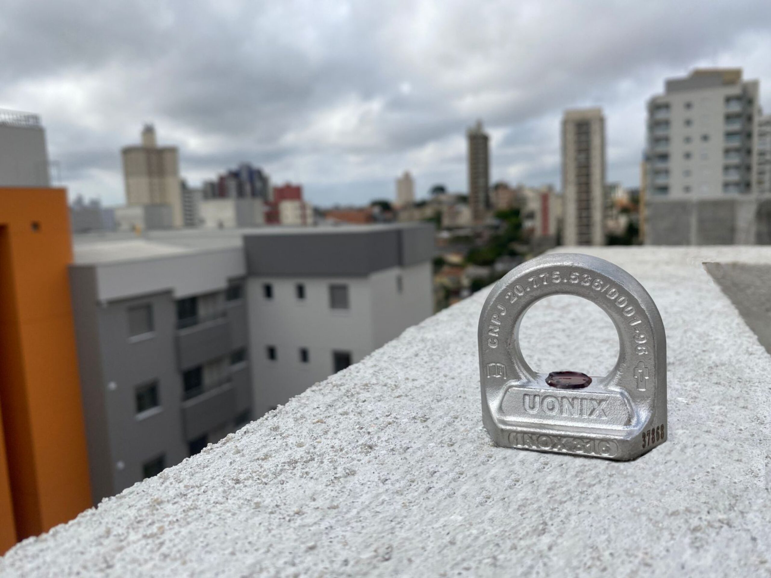 Dispositivo de ancoragem predial tipo A1 em aço inox instalado na cobertura de edifício Uônix