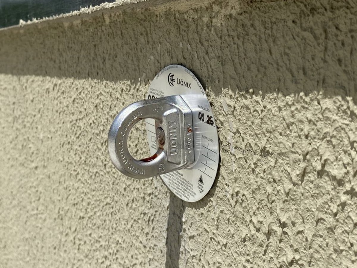 Placa de identificação instalada em obra com dados de inspeção anual
